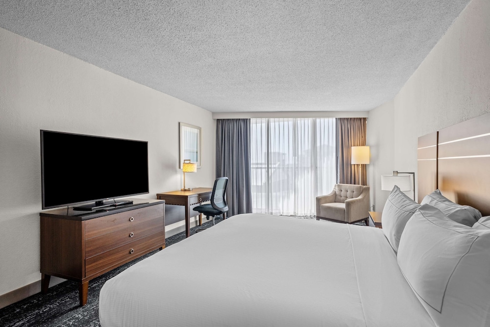 1 King Bed, Balcony, Partial Ocean View, Non Smoking photo 2