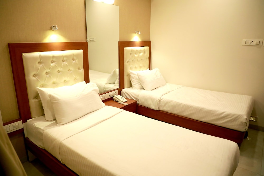 Deluxe Room - Photo 10