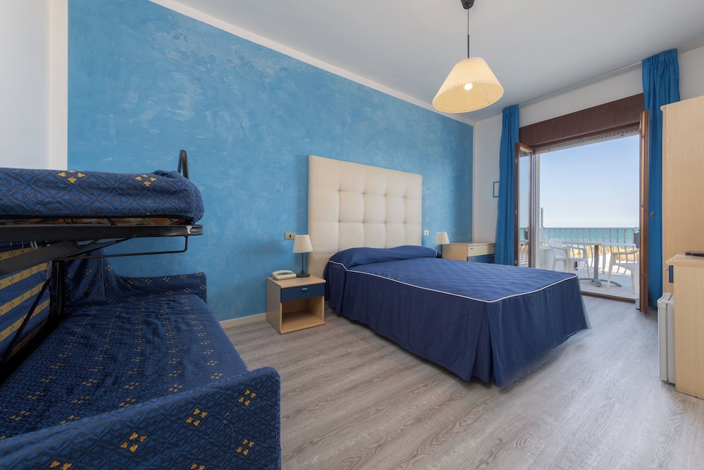 Standard Quadruple Room, Sea View