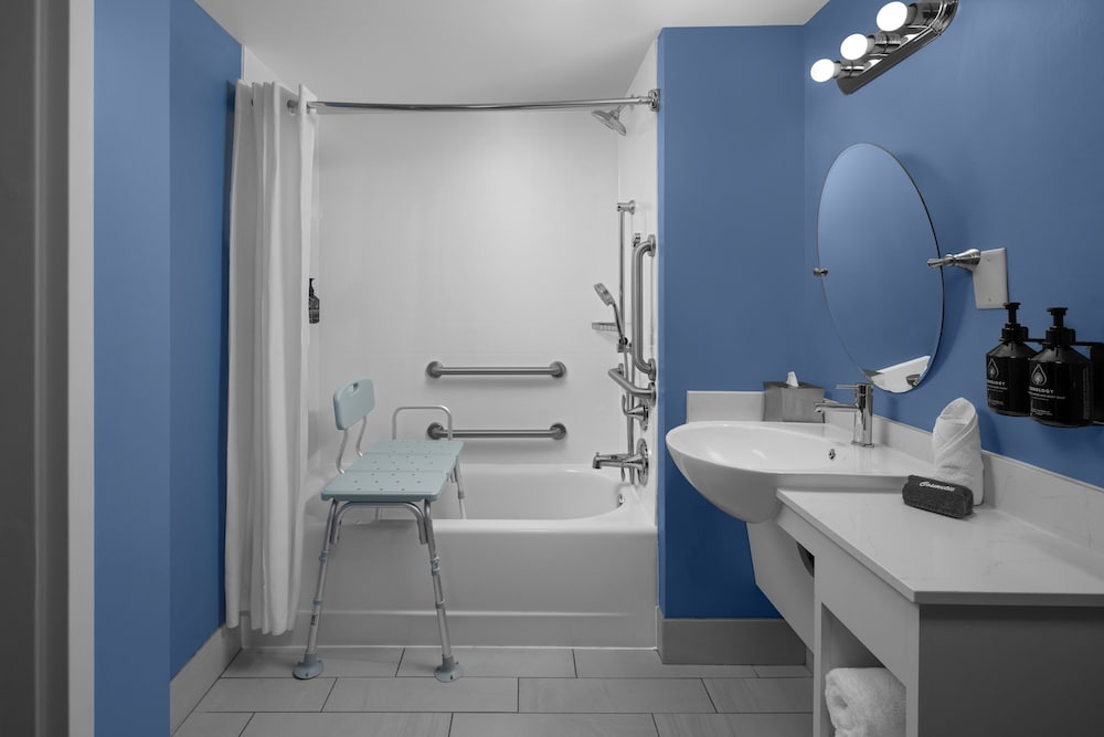 Standard Room, 1 King Bed, Accessible (Accessible Tub) - Photo 3