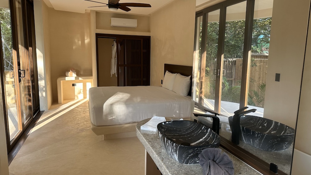 Panoramic Suite - Photo 10