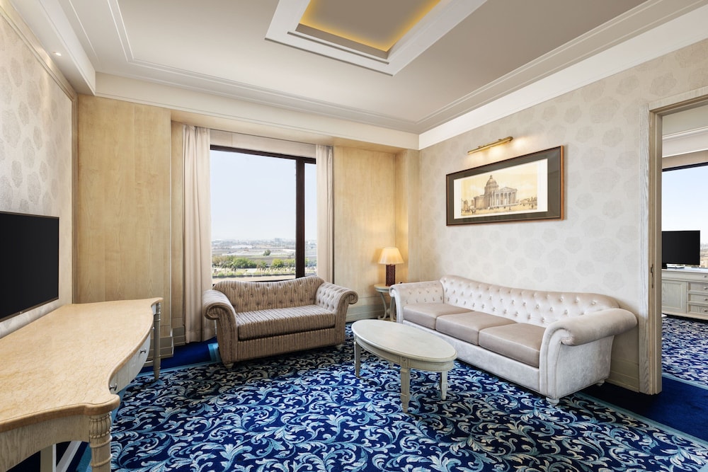 Royal Suite, 1 King Bed, Corner