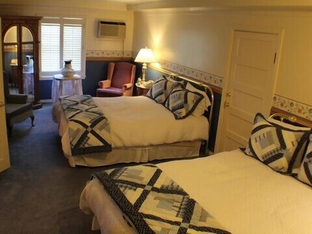 Signature Room, 2 Queen Beds (Masonic) photo 2