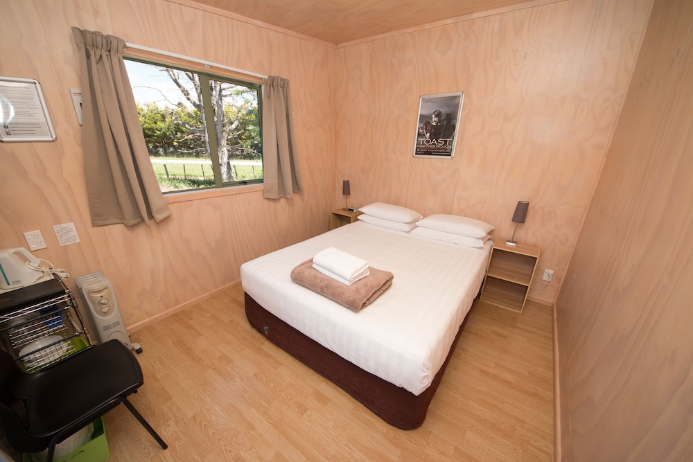 Standard Cabin, 1 Queen Bed with Shared Bathroom