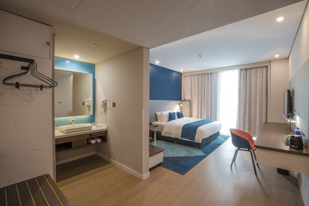 Standard Room, 1 King Bed photo 2