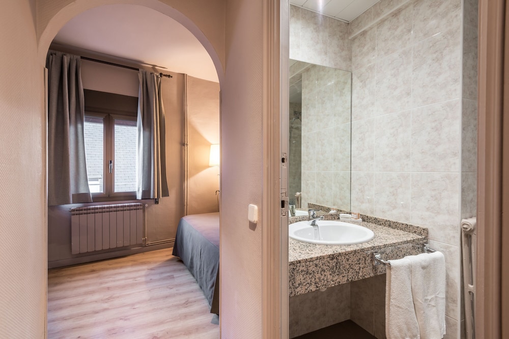 Triple Room (2 adults + 1 child) - Photo 5