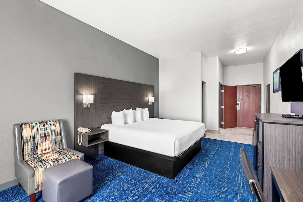 Standard Room, 1 King Bed, Accessible, Refrigerator & Microwave photo 2