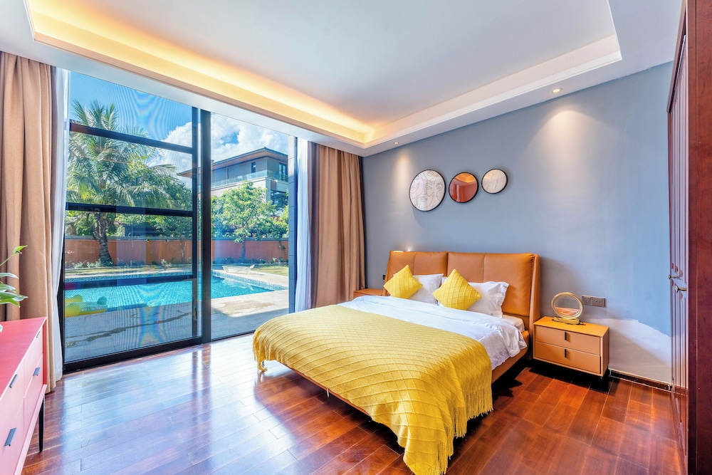 Senior Villa, Balcony, Pool View photo 2