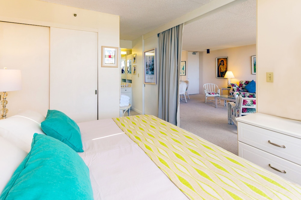 Diamond Head and Ocean views with King Bed and Parking: Apartment, 1 Bedroom, Balcony, Ocean View (0041) photo