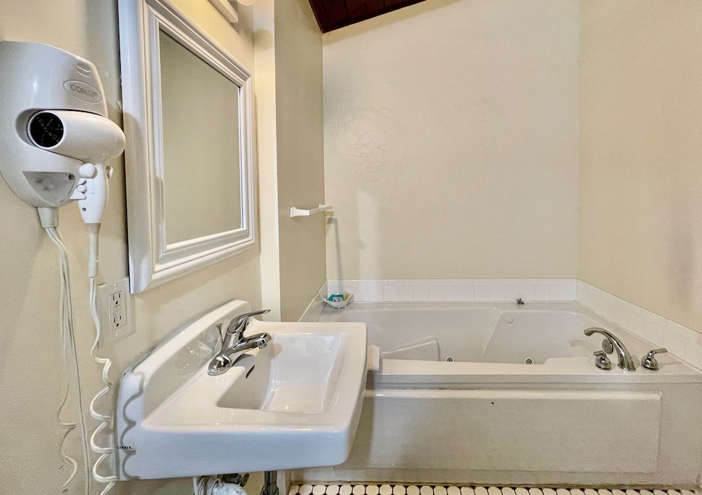 Deluxe Room with King Bed, Limited Ocean View, Balcony and Whirlpool Spa Tub photo 2