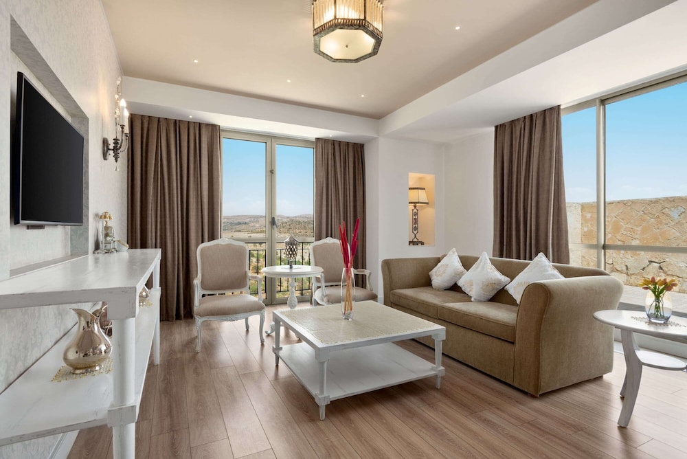 Royal Suite, 1 King Bed - Photo 1