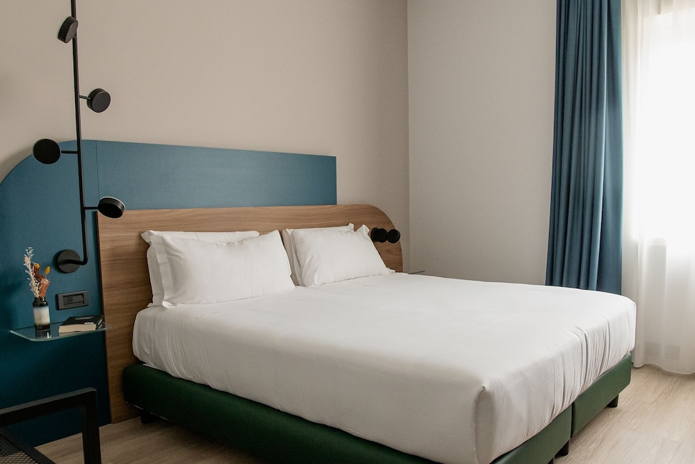 Superior Double or Twin Room thumbnail 5