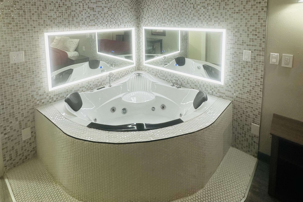 Suite, 1 King Bed, Non Smoking photo 2