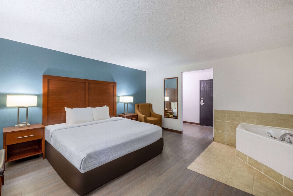 Deluxe Room, 1 King Bed, Non Smoking - Photo 8