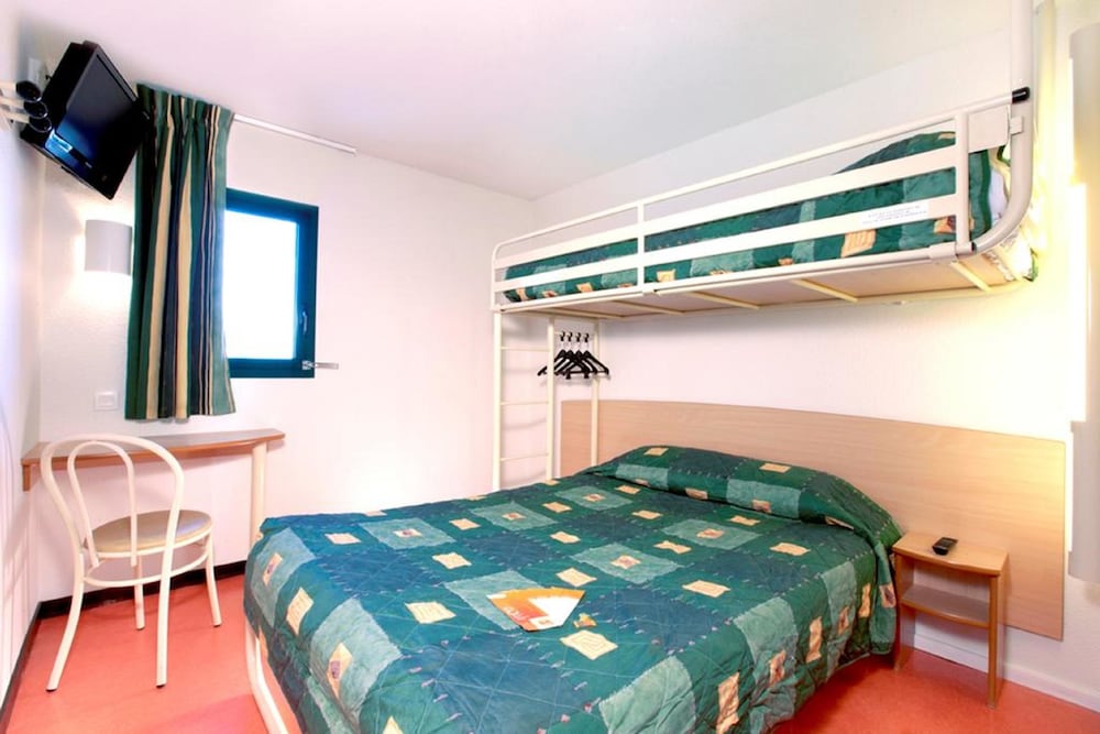Standard Room, Multiple Beds (1 Double and 1 Single bed) - Photo 3