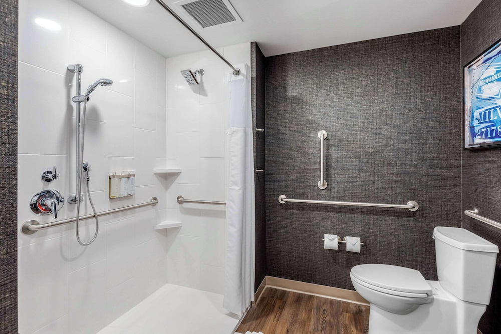 Suite, 1 King Bed, Accessible, Non Smoking - Photo 6