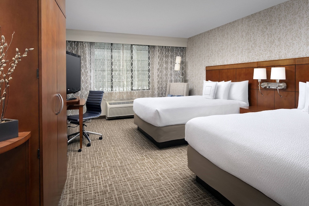 Room, 2 Queen Beds (Mobility/Hearing Accessible, Tub) - Photo 1