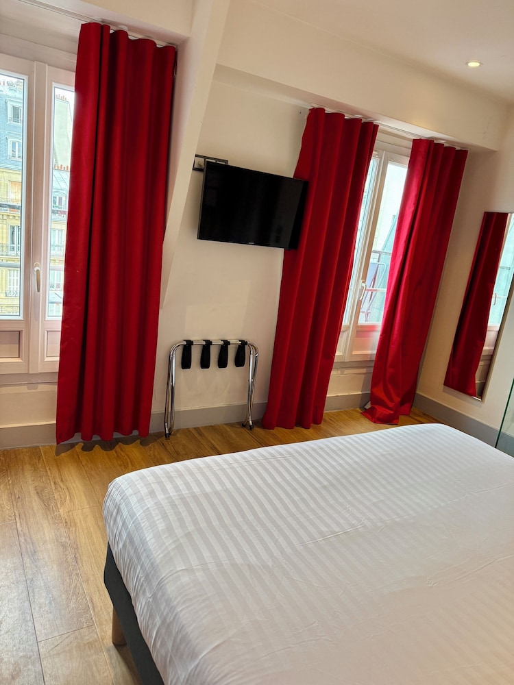 Triple room with balcony and arc de triomphe view photo 3