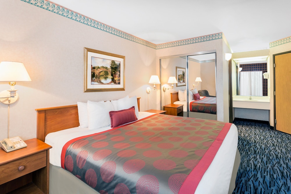 Room, 1 King Bed, Non Smoking, Hot Tub - Photo 4