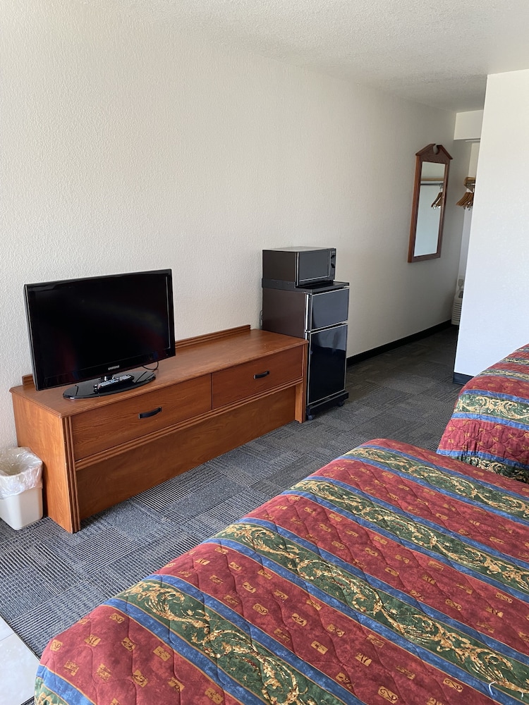 Standard Room, 2 Queen Beds photo 2