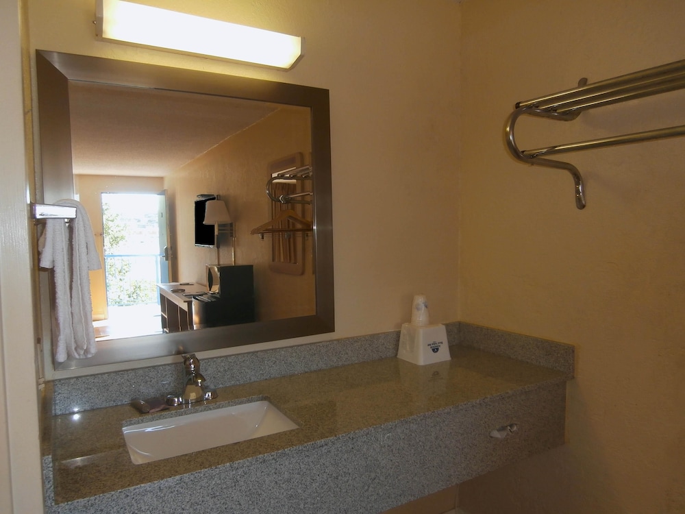 Room, 2 Double Beds, Smoking - Photo 6