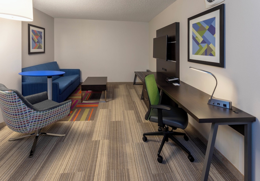 Suite, 2 Bedrooms - Photo 4