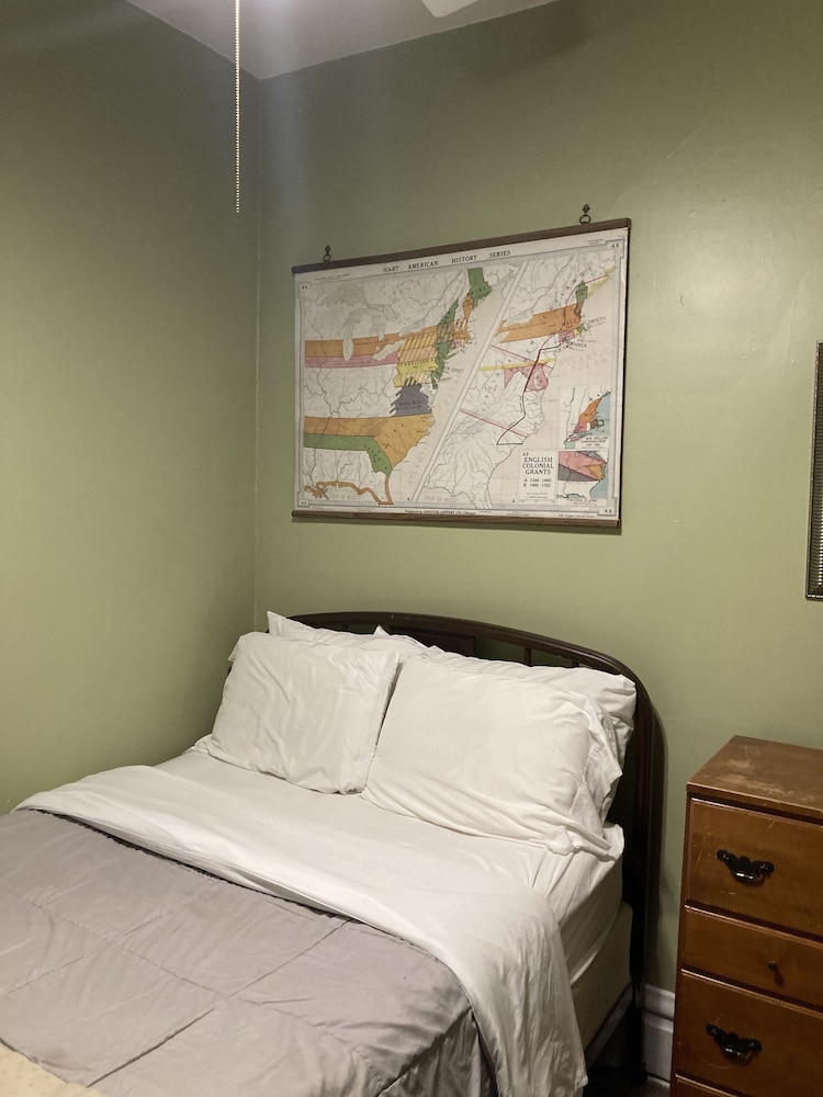 3c - Full Bed, Private Bath Across The Hall