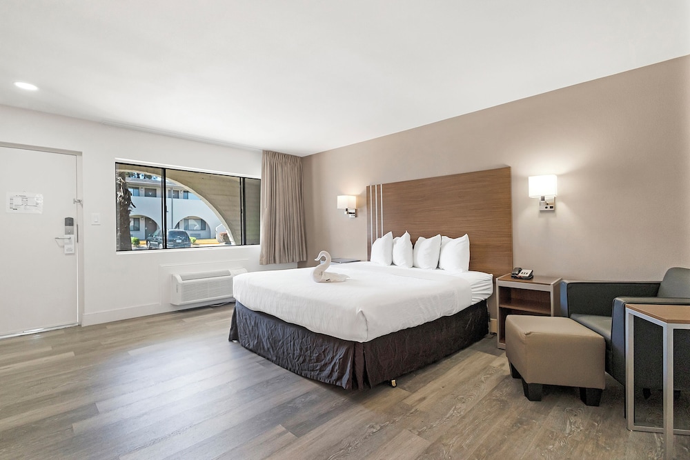Standard Room, 1 King Bed, Non Smoking - Photo 1