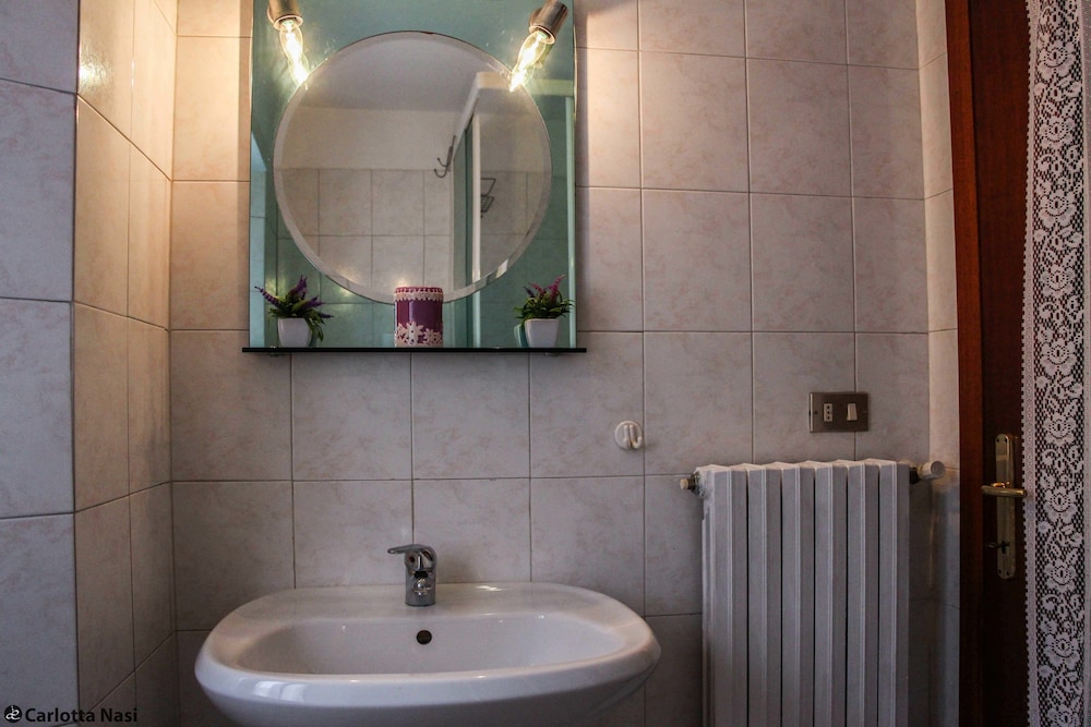 Twin Room, 2 Twin Beds, Shared Bathroom photo 2