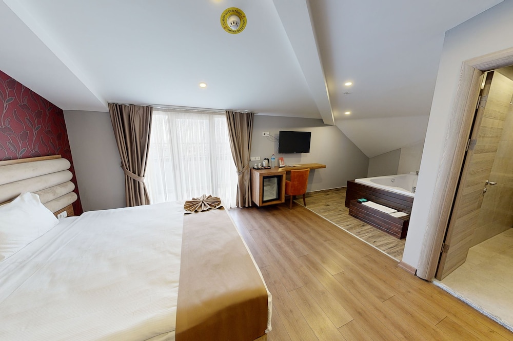 Deluxe Room With Jacuzzi photo 3