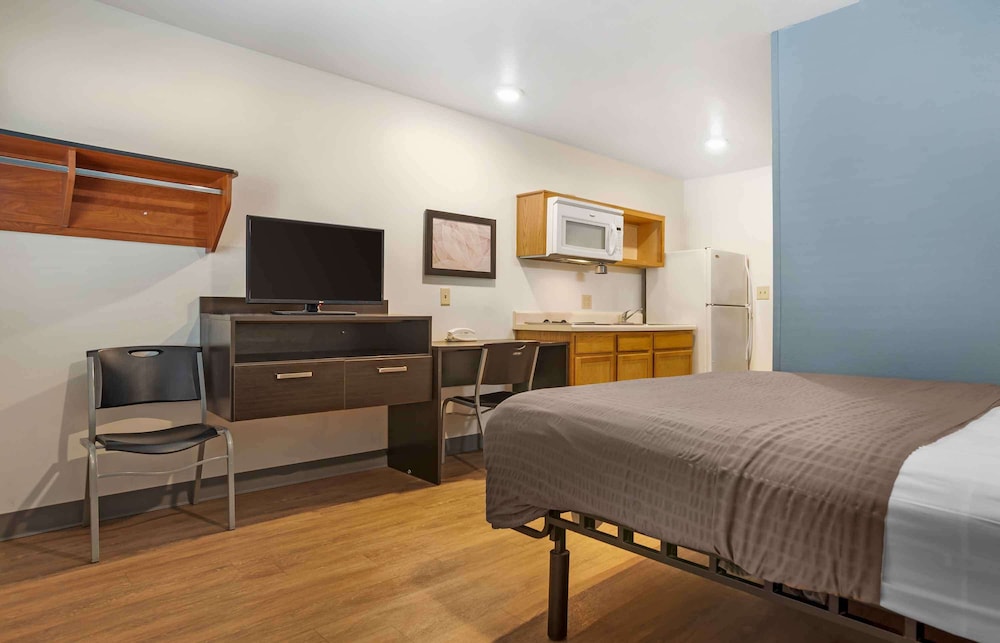 Standard Studio, 1 Queen Bed, Non Smoking, Refrigerator & Microwave photo 2