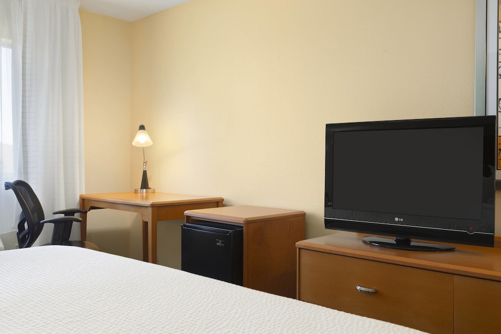 Room, 1 King Bed (Mobility/Hearing Accessible, Tub) photo 3