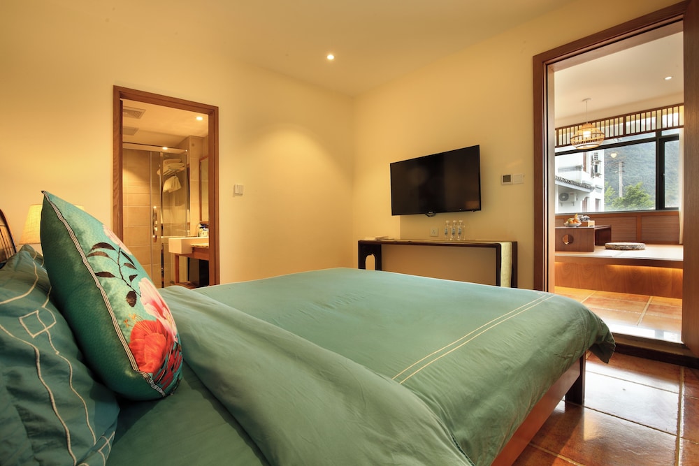 Panoramic Suite, 1 Queen Bed, Non Smoking, Hill View photo 2