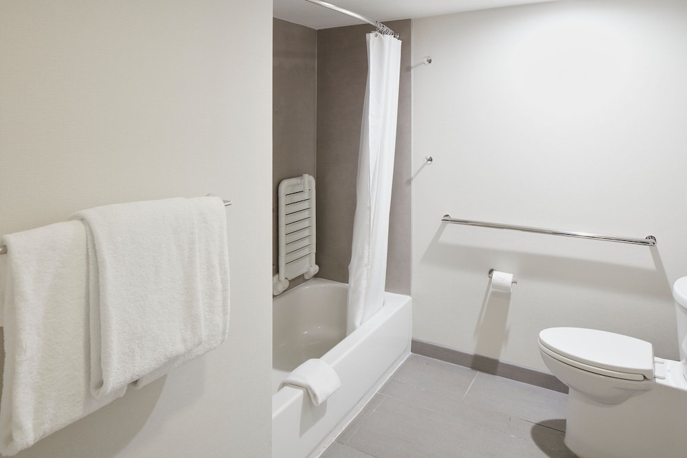 Suite, 1 Bedroom, Balcony, Pool View - Photo 16