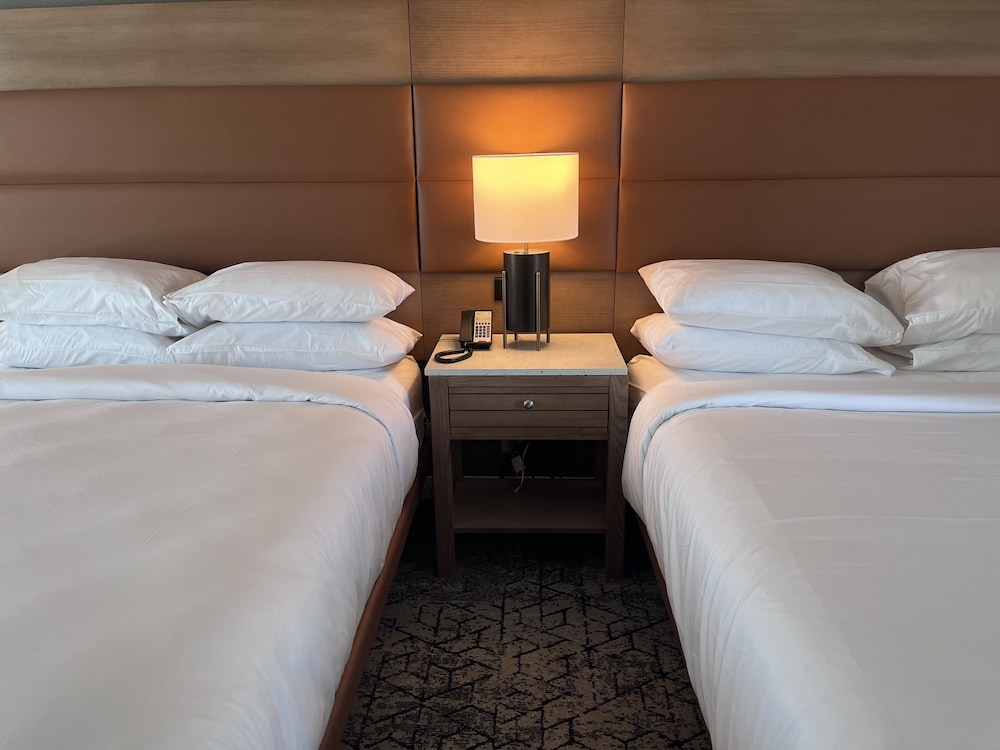 Room, 2 Queen Beds, Balcony, Partial Ocean View - Photo 10