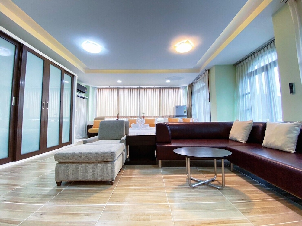 VIP Family Room - Photo 7