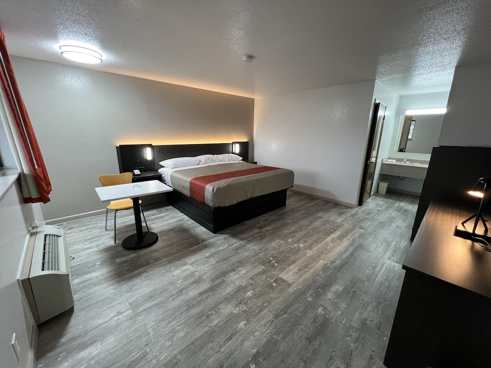 Deluxe Suite, 1 King Bed, Non Smoking, Hot Tub photo 3