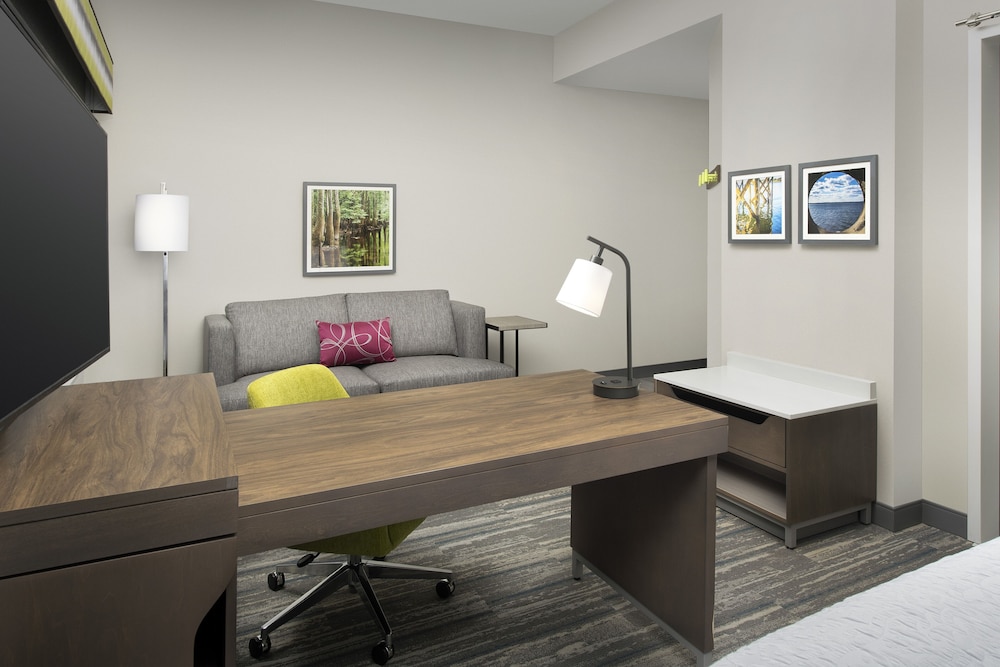 Studio, 1 King Bed, Non Smoking, Refrigerator & Microwave (Wet bar) photo 2