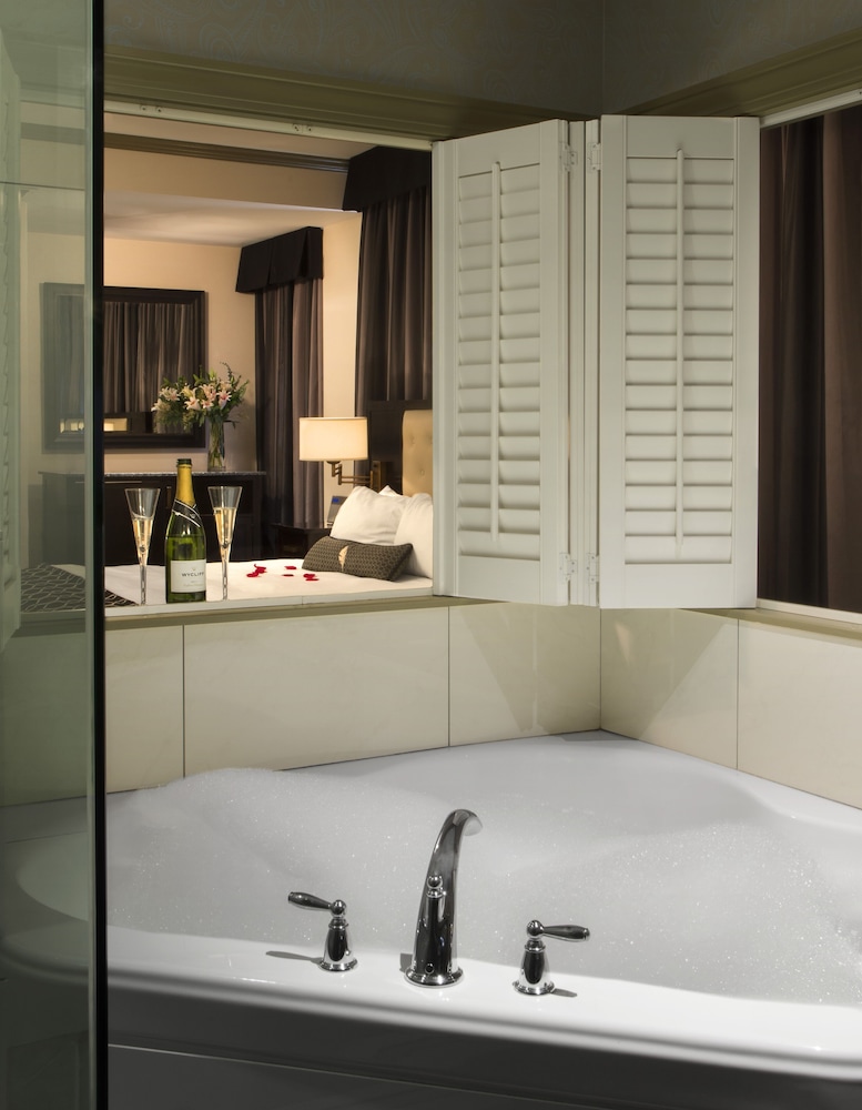Room, 1 King Bed, City View (Mobility Accessible, Tub) - Photo 6
