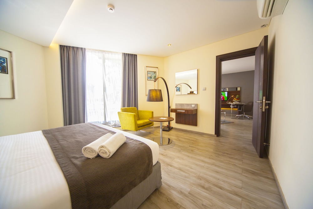 Deluxe Suite, 1 King Bed, Smoking, Pool View