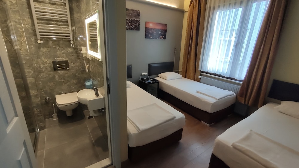 Standard Triple Room, 3 Twin Beds, Smoking, Private Bathroom photo 2