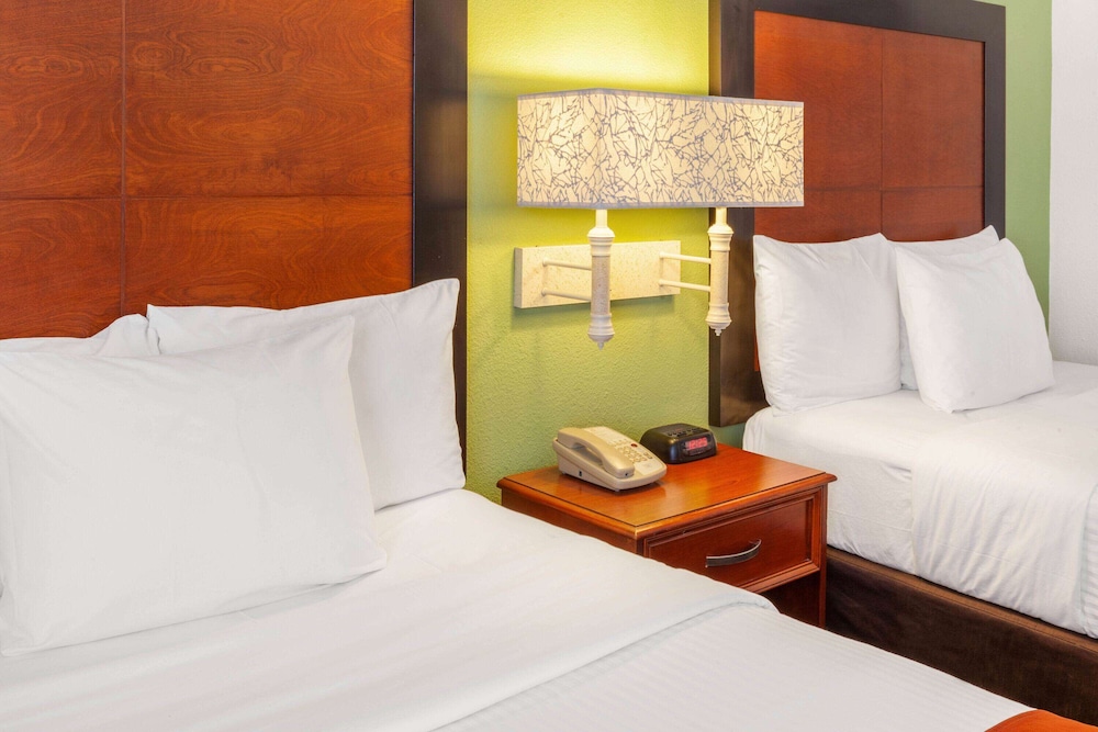 Room, 2 Double Beds - Photo 4
