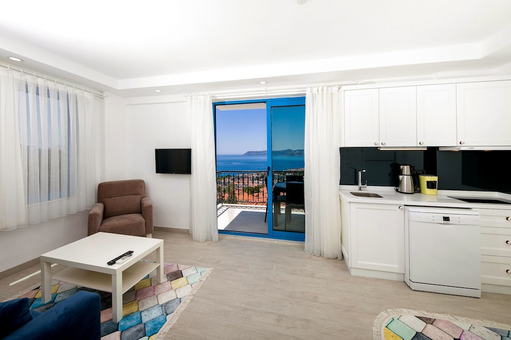 Standard Suite, Sea View - Photo 12