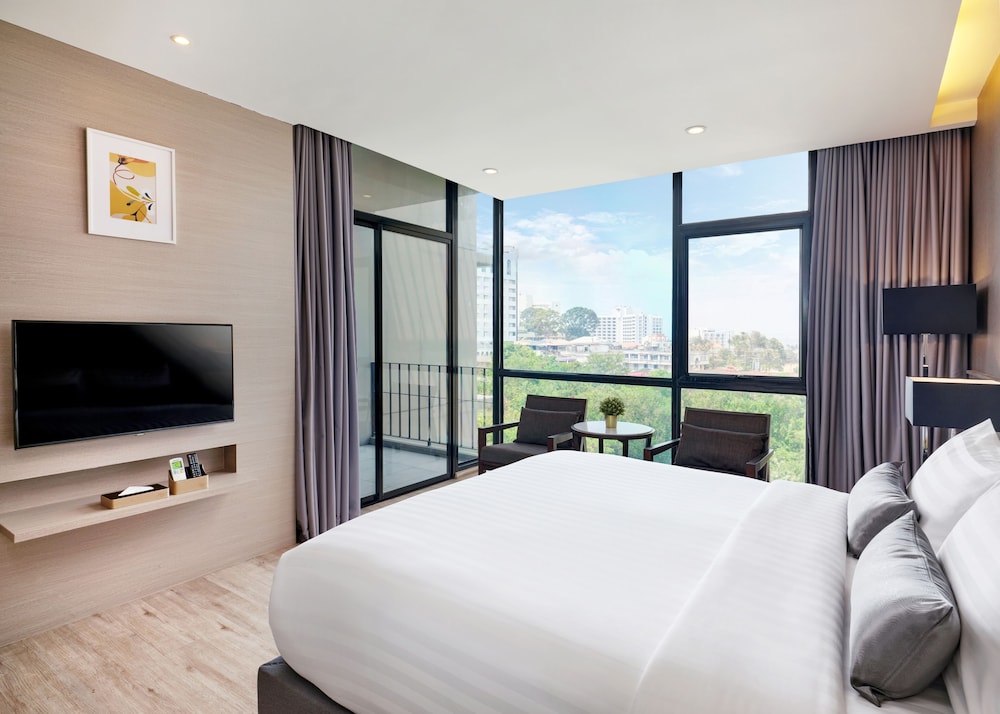 Deluxe Room with Kitchenette - Photo 5