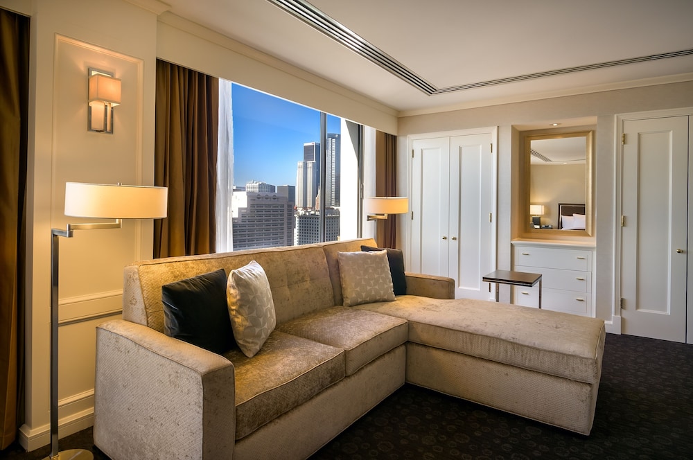 Deluxe Suite, 1 King Bed photo 3