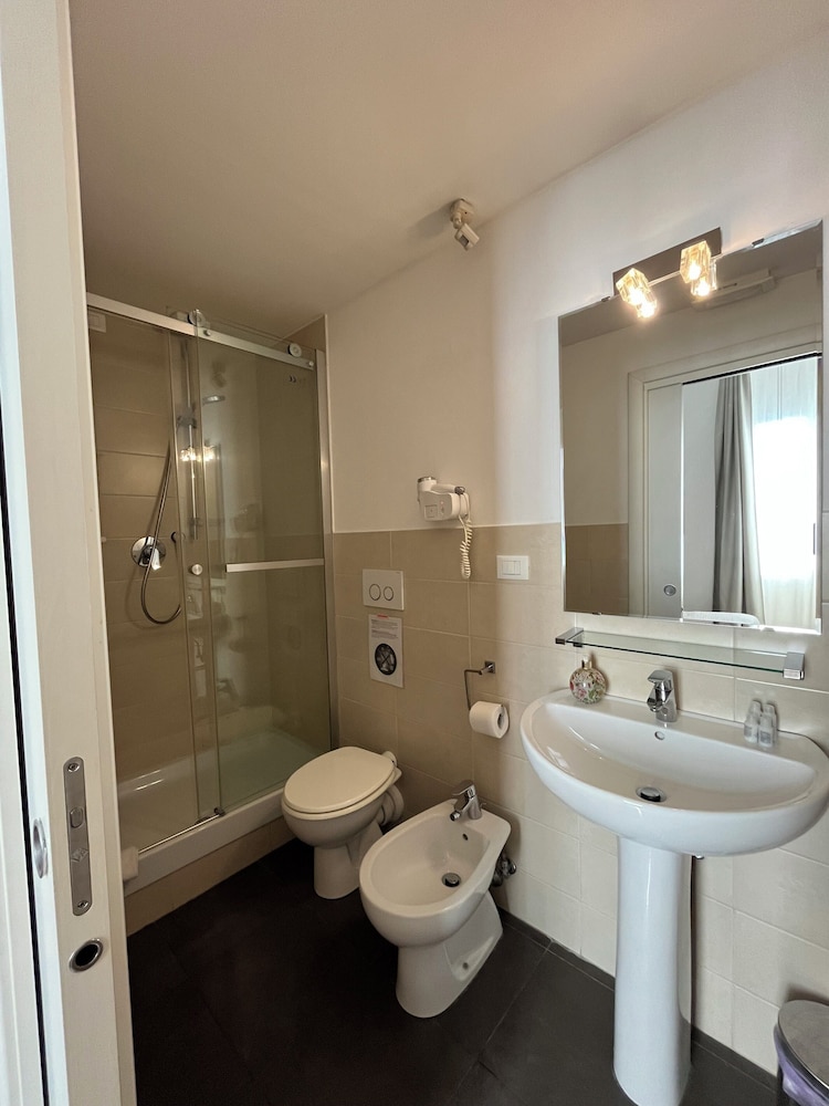 Basic Triple Room photo 2