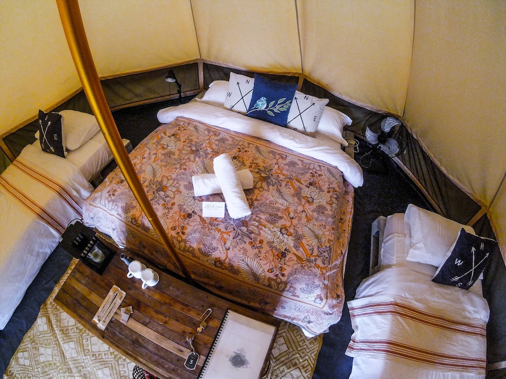 Luxury Tent, 1 Queen and 2 Single Beds (Cold Shower, No WiFi, No Aircon) photo 3