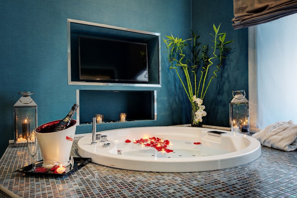 Deluxe Suite, Jetted Tub