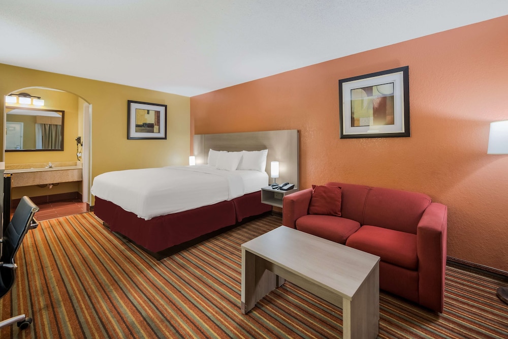 Standard Room, 1 King Bed, Non Smoking, Refrigerator & Microwave - Photo 1