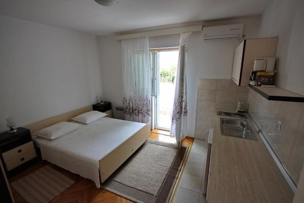 Studio, Balcony